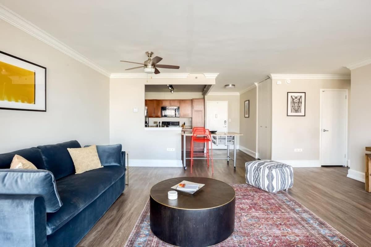 Two 800 Tower Cozysuites With Gym! 8fl Apartment