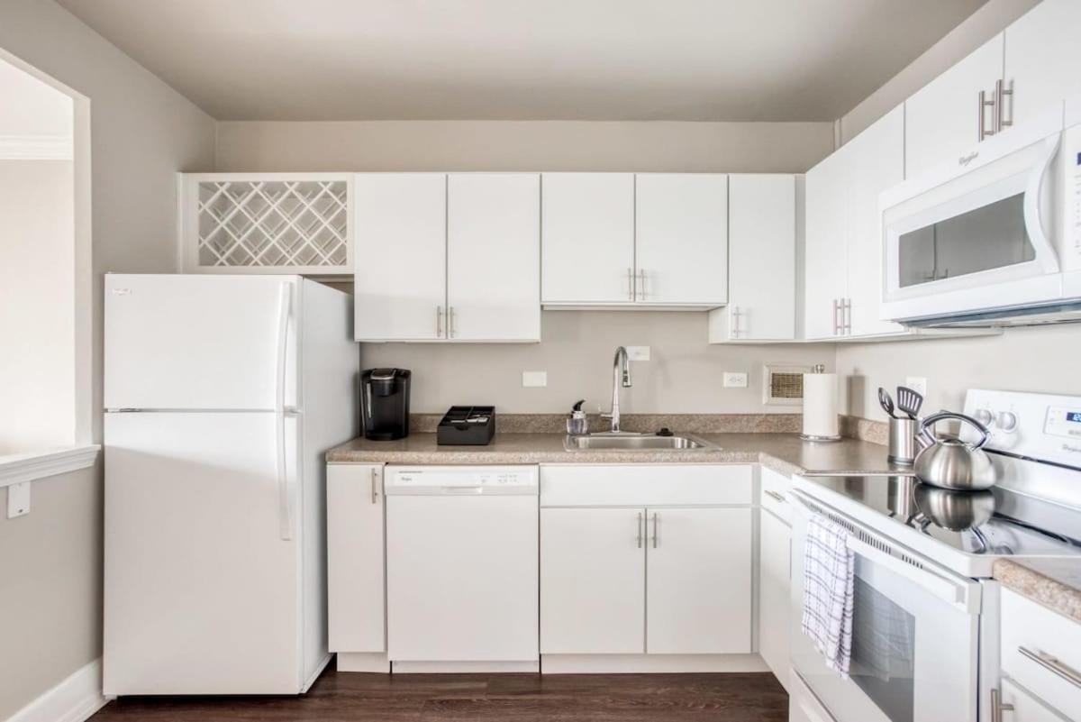 Two 800 Tower Cozysuites With Gym! 8fl Apartment